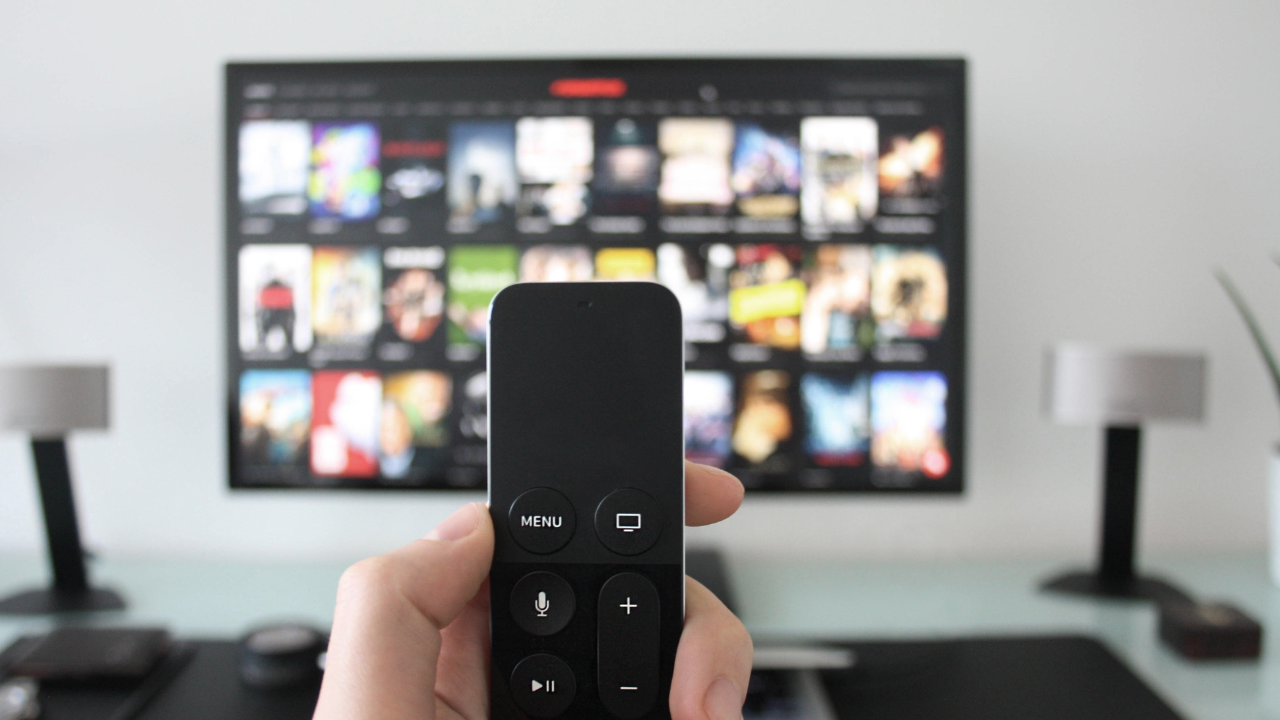 televisie met streamingdiensten en afstandsbediening