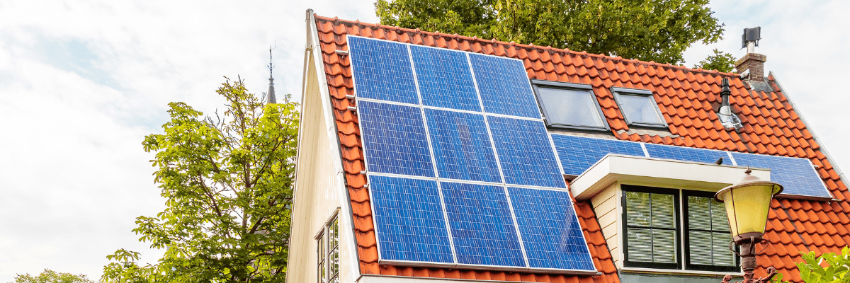 Dak met zonnepanelen