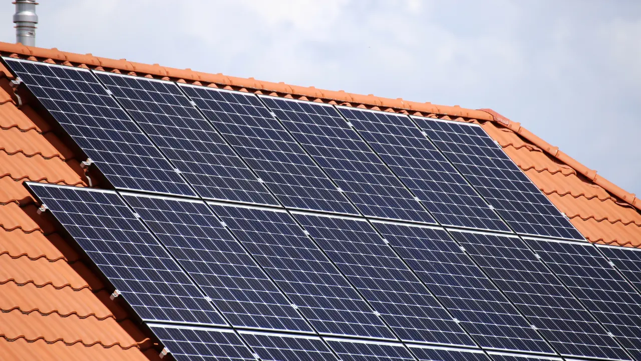 Dit zijn de goedkoopste energiecontracten met zonnepanelen in juni 2026