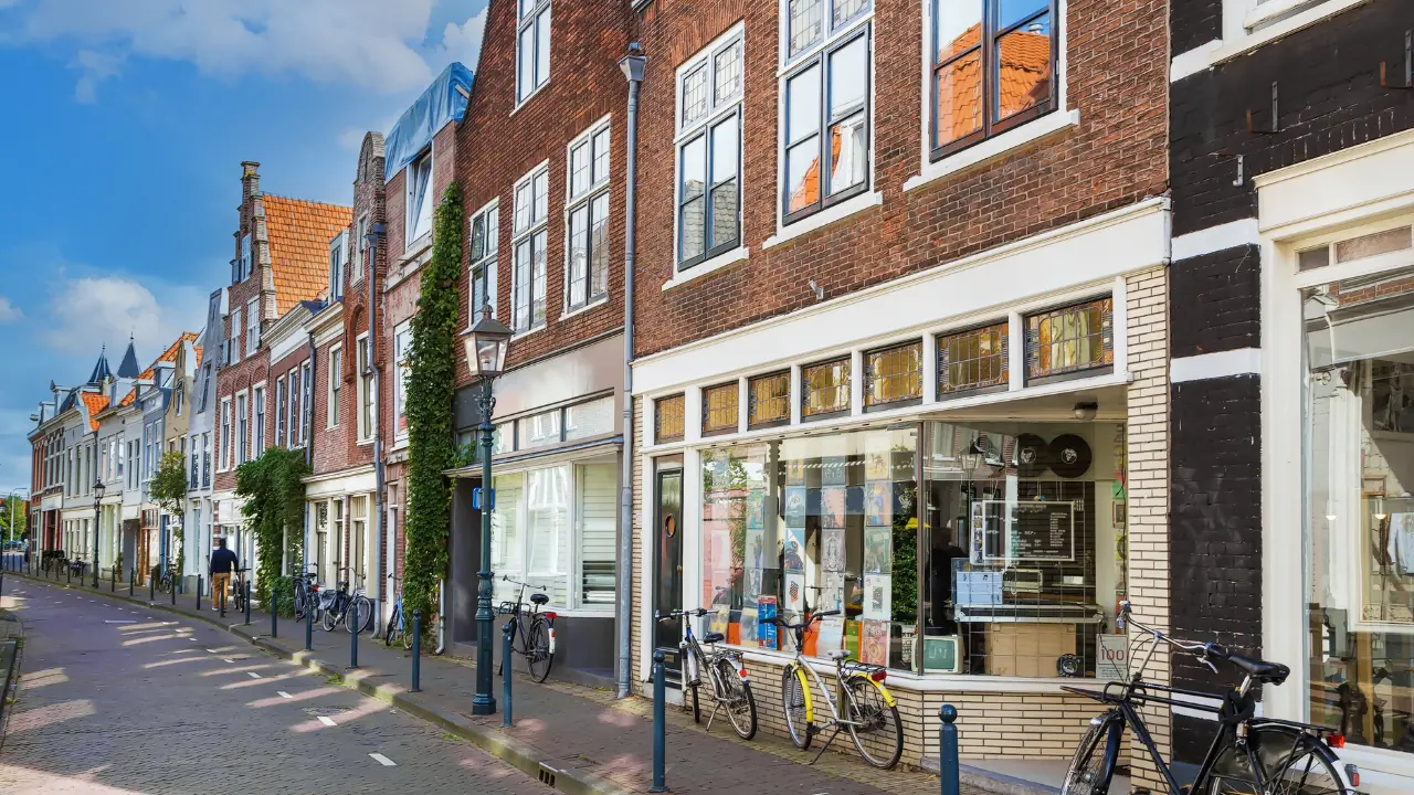 straat in nederland met woningen en winkels