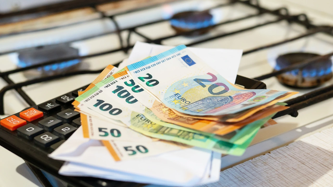 Gaspit met rekenmachine en euro biljetten