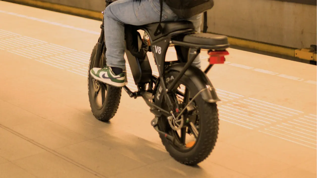 Fatbike op station in Amsterdam