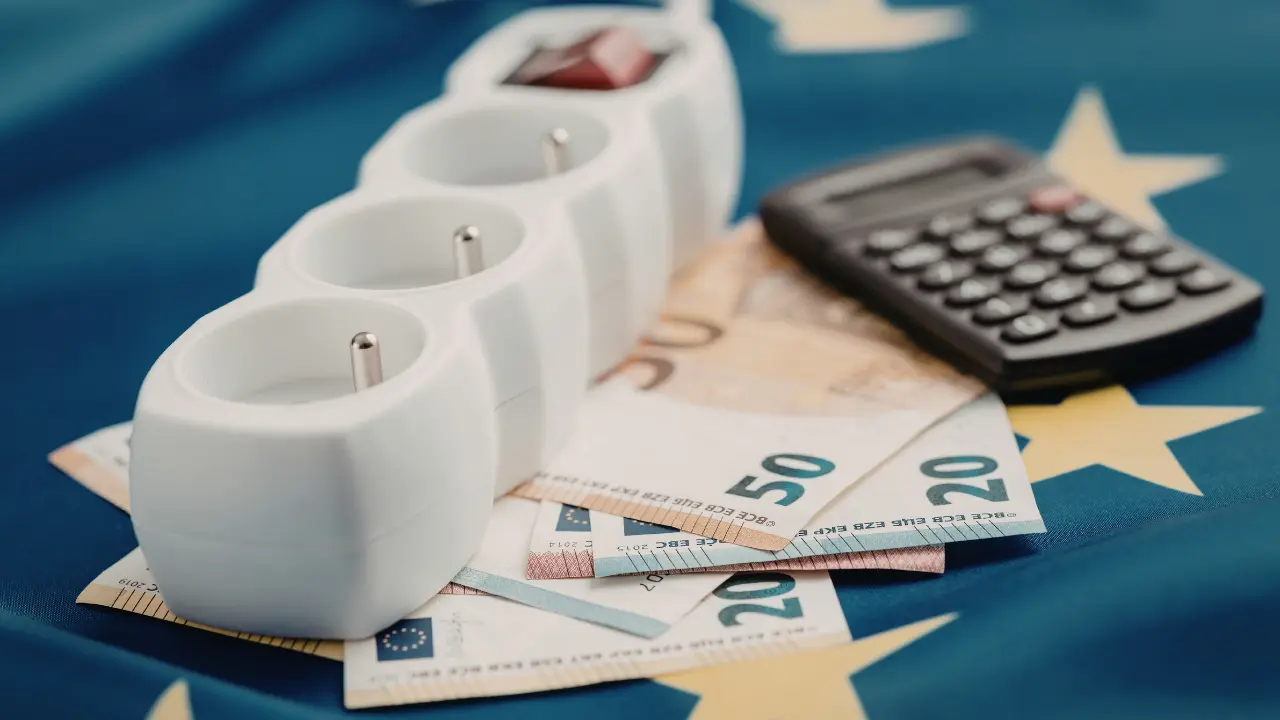 Stopcontactdoos geld rekenmachine energie jaarnota