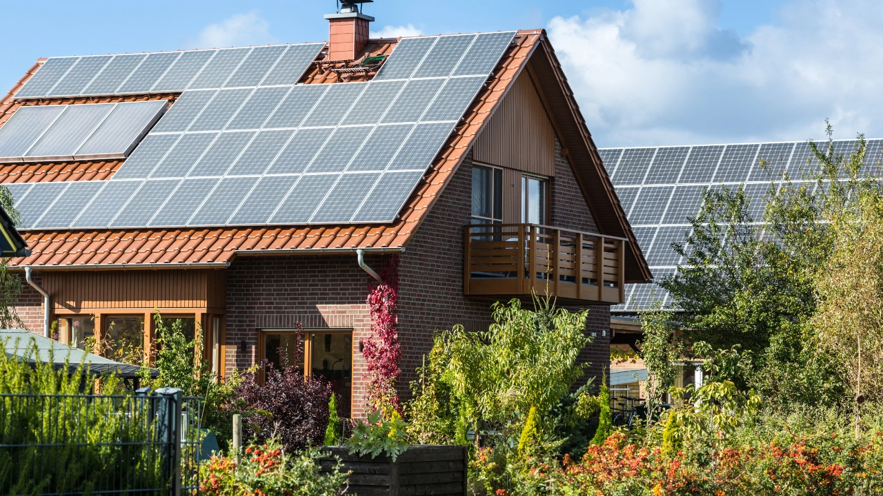 Zonnepanelen op dak van Nederlands huis