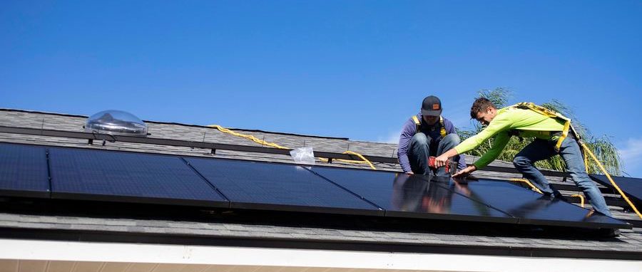 Onrust bij zonnepanelenbezitters om mogelijke terugleveringskosten door energieleveranciers